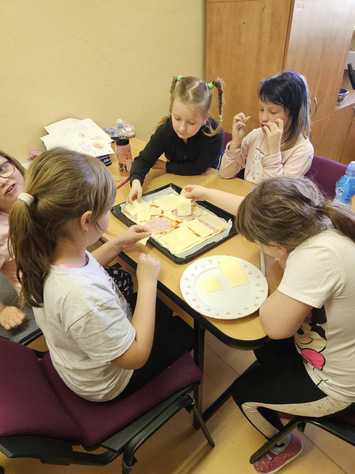 ŠD (6. a 7. oddělení) peklo pizzu..